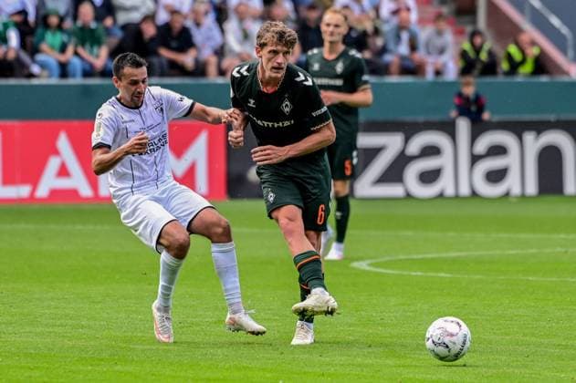 Jens Stage ( Werder ) 12 Leon Perera ( Lüneburg ) Deutschland , Hamburg , Millerntor , Fussball , 1 Bundesliga , Oberliga Niedersachsen , DFB Pokal Runde 1 , LSK Lüneburg - SV Werder Bremen *** Jens Stage Werder 12 Leon Perera Lüneburg Germany, Hamburg, Millerntor, Soccer, Bundesliga 1, Lower Saxony Oberliga, DFB Cup Round 1, LSK Lüneburg SV Werder Bremen