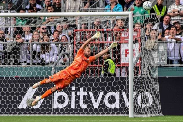 30 Alexander Schlager ( Werder ) fliegt dem Ball hinterher Deutschland , Hamburg , Millerntor , Fussball , 1 Bundesliga , Oberliga Niedersachsen , DFB Pokal Runde 1 , LSK Lüneburg - SV Werder Bremen *** 30 Alexander Schlager: Werder Chases the Ball Germany, Hamburg, Millerntor, Soccer, Bundesliga 1, Oberliga Niedersachsen, DFB Cup Round 1, LSK Lüneburg, SV Werder Bremen