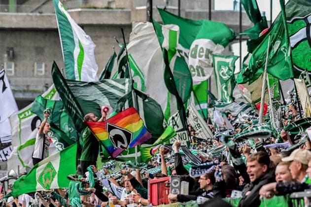 Werder Fans Zuschauer Ultras Fahnen Einheizer Stimmung Schreiben Emotionen Deutschland , Hamburg , Millerntor , Fussball , 1 Bundesliga , Oberliga Niedersachsen , DFB Pokal Runde 1 , LSK Lüneburg - SV Werder Bremen *** Werder Fans, Spectators, Ultras, Flags, Cheerleaders, Atmosphere, Writing, Emotions, Germany, Hamburg, Millerntor, Soccer, Bundesliga 1, Lower Saxony Oberliga, DFB Cup Round 1, LSK Lüneburg, SV Werder Bremen