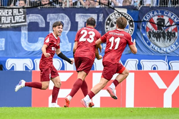 Elias Rahn (SG Sonnenhof Grossaspach) Torjubel, jubelt mit seiner Mannschaft nach treffer zum 1:0 waehrend des DFB-Pokal 1 Runde Spiels zwichen SG Sonnenhof Grossaspach v Arminia Bielefeld, Wir machen Druck Arena am 22. August 2026 in Grossaspach, Deutschland. (Foto von Harry Langer DeFodi Images) +++ Elias Rahn (SG Sonnenhof Grossaspach) celebrates after scoring his team s first goal with teammates during the DFB-Pokal 1 Runde match between SG Sonnenhof Grossaspach v Arminia Bielefeld at Wir machen Druck Arena on August 22, 2026 in Grossaspach, Germany. (Photo by Harry Langer DeFodi Images) (Photo by Harry Langer DeFodi Images) DFB DFL REGULATIONS PROHIBIT ANY USE OF PHOTOGRAPHS AS IMAGE SEQUENCES AND OR QUASI-VIDEO. - *** Elias Rahn of SG Sonnenhof Grossaspach celebrates a goal with his teammates after scoring the 1-0 goal during the first-round DFB Cup match between SG Sonnenhof Grossaspach and Arminia Bielefeld, Wir machen Druck Arena on August 22, 2026, in Grossaspach, Germany. Photo by Harry Langer, DeFodi Images. Elias Rahn of SG Sonnenhof Grossaspach celebrates after scoring his team’s first goal with teammates during the DFB Cup first-round match between SG Sonnenhof Grossaspach and Arminia Bielefeld at the Wir machen Druck Arena on August 22, 2026 in Grossaspach, Germany. Photo by Harry Langer, DeFodi Images. Photo by Harry Langer, DeFodi Images. DFB and DFL regulations prohibit any use of photographs as image sequences and or quasi-video.