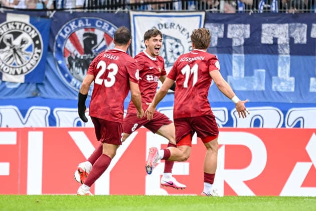 Elias Rahn (SG Sonnenhof Grossaspach) Torjubel, jubelt mit seiner Mannschaft nach treffer zum 1:0 waehrend des DFB-Pokal 1 Runde Spiels zwichen SG Sonnenhof Grossaspach v Arminia Bielefeld, Wir machen Druck Arena am 22. August 2026 in Grossaspach, Deutschland. (Foto von Harry Langer DeFodi Images) +++ Elias Rahn (SG Sonnenhof Grossaspach) celebrates after scoring his team s first goal with teammates during the DFB-Pokal 1 Runde match between SG Sonnenhof Grossaspach v Arminia Bielefeld at Wir machen Druck Arena on August 22, 2026 in Grossaspach, Germany. (Photo by Harry Langer DeFodi Images) (Photo by Harry Langer DeFodi Images) DFB DFL REGULATIONS PROHIBIT ANY USE OF PHOTOGRAPHS AS IMAGE SEQUENCES AND OR QUASI-VIDEO. - *** Elias Rahn of SG Sonnenhof Grossaspach celebrates a goal with his teammates after scoring the 1-0 goal during the first-round DFB Cup match between SG Sonnenhof Grossaspach and Arminia Bielefeld, Wir machen Druck Arena on August 22, 2026, in Grossaspach, Germany. Photo by Harry Langer, DeFodi Images. Elias Rahn of SG Sonnenhof Grossaspach celebrates after scoring his team’s first goal with teammates during the DFB Cup first-round match between SG Sonnenhof Grossaspach and Arminia Bielefeld at the Wir machen Druck Arena on August 22, 2026 in Grossaspach, Germany. Photo by Harry Langer, DeFodi Images. Photo by Harry Langer, DeFodi Images. DFB and DFL regulations prohibit any use of photographs as image sequences and or quasi-video.