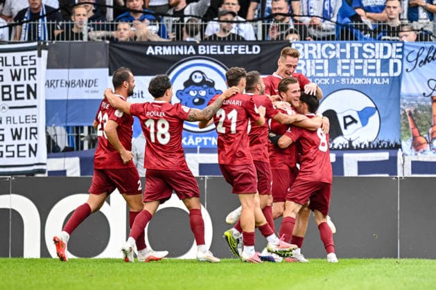 Elias Rahn (SG Sonnenhof Grossaspach) Torjubel, jubelt mit seiner Mannschaft nach treffer zum 1:0 waehrend des DFB-Pokal 1 Runde Spiels zwichen SG Sonnenhof Grossaspach v Arminia Bielefeld, Wir machen Druck Arena am 22. August 2026 in Grossaspach, Deutschland. (Foto von Harry Langer DeFodi Images) +++ Elias Rahn (SG Sonnenhof Grossaspach) celebrates after scoring his team s first goal with teammates during the DFB-Pokal 1 Runde match between SG Sonnenhof Grossaspach v Arminia Bielefeld at Wir machen Druck Arena on August 22, 2026 in Grossaspach, Germany. (Photo by Harry Langer DeFodi Images) (Photo by Harry Langer DeFodi Images) DFB DFL REGULATIONS PROHIBIT ANY USE OF PHOTOGRAPHS AS IMAGE SEQUENCES AND OR QUASI-VIDEO. - *** Elias Rahn of SG Sonnenhof Grossaspach celebrates a goal with his teammates after scoring the 1-0 goal during the first-round DFB Cup match between SG Sonnenhof Grossaspach and Arminia Bielefeld, Wir machen Druck Arena on August 22, 2026, in Grossaspach, Germany. Photo by Harry Langer, DeFodi Images. Elias Rahn of SG Sonnenhof Grossaspach celebrates after scoring his team’s first goal with teammates during the DFB Cup first-round match between SG Sonnenhof Grossaspach and Arminia Bielefeld at the Wir machen Druck Arena on August 22, 2026 in Grossaspach, Germany. Photo by Harry Langer, DeFodi Images. Photo by Harry Langer, DeFodi Images. DFB and DFL regulations prohibit any use of photographs as image sequences and or quasi-video.
