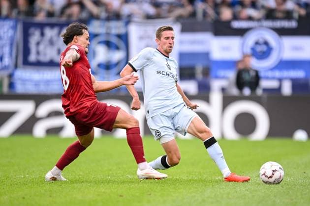 Niklas Pollex (SG Sonnenhof Grossaspach) und Arne Sicker (Arminia Bielefeld) im Zweikampf waehrend des DFB-Pokal 1 Runde Spiels zwichen SG Sonnenhof Grossaspach v Arminia Bielefeld, Wir machen Druck Arena am 22. August 2026 in Grossaspach, Deutschland. (Foto von Harry Langer DeFodi Images) +++ Niklas Pollex (SG Sonnenhof Grossaspach) und Arne Sicker (Arminia Bielefeld) battle for the ball during the DFB-Pokal 1 Runde match between SG Sonnenhof Grossaspach v Arminia Bielefeld at Wir machen Druck Arena on August 22, 2026 in Grossaspach, Germany. (Photo by Harry Langer DeFodi Images) (Photo by Harry Langer DeFodi Images) DFB DFL REGULATIONS PROHIBIT ANY USE OF PHOTOGRAPHS AS IMAGE SEQUENCES AND OR QUASI-VIDEO. - *** Niklas Pollex of SG Sonnenhof Grossaspach and Arne Sicker of Arminia Bielefeld in a tackle during the DFB Cup first-round match between SG Sonnenhof Grossaspach and Arminia Bielefeld at the Wir machen Druck Arena on August 22, 2026, in Grossaspach, Germany. Photo by Harry Langer, DeFodi Images. Niklas Pollex of SG Sonnenhof Grossaspach and Arne Sicker of Arminia Bielefeld battle for the ball during the DFB Cup first-round match between SG Sonnenhof Grossaspach and Arminia Bielefeld at Wir machen Druck Arena on August 22, 2026 in Grossaspach, Germany. Photo by Harry Langer, DeFodi Images. Photo by Harry Langer, DeFodi Images. DFB and DFL regulations prohibit any use of photographs as image sequences and or quasi-video.
