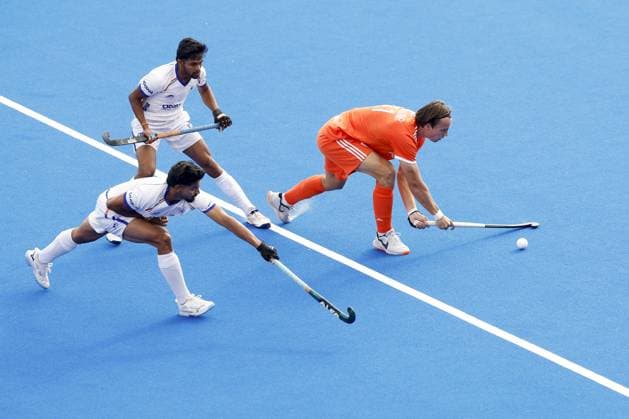 AMSTELVEEN - Duco Telgenkamp of the Netherlands in a duel with Lalage Aditya Arjun of India (L) and Abhishek of India during the Hockey World Cup match between the Netherlands and India at the Wagener Stadium. BAS CZERWINSKI ANP xVIxANPxSportx xxANPxIVx 566024010 originalFilename: 566024010.jpg