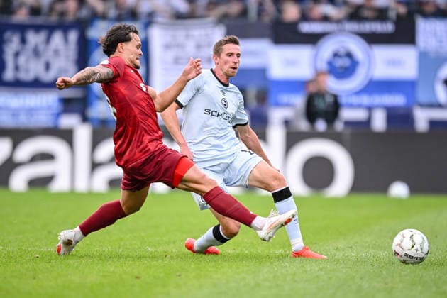 Niklas Pollex (SG Sonnenhof Grossaspach) und Arne Sicker (Arminia Bielefeld) im Zweikampf waehrend des DFB-Pokal 1 Runde Spiels zwichen SG Sonnenhof Grossaspach v Arminia Bielefeld, Wir machen Druck Arena am 22. August 2026 in Grossaspach, Deutschland. (Foto von Harry Langer DeFodi Images) +++ Niklas Pollex (SG Sonnenhof Grossaspach) und Arne Sicker (Arminia Bielefeld) battle for the ball during the DFB-Pokal 1 Runde match between SG Sonnenhof Grossaspach v Arminia Bielefeld at Wir machen Druck Arena on August 22, 2026 in Grossaspach, Germany. (Photo by Harry Langer DeFodi Images) (Photo by Harry Langer DeFodi Images) DFB DFL REGULATIONS PROHIBIT ANY USE OF PHOTOGRAPHS AS IMAGE SEQUENCES AND OR QUASI-VIDEO. - *** Niklas Pollex of SG Sonnenhof Grossaspach and Arne Sicker of Arminia Bielefeld in a tackle during the DFB Cup first-round match between SG Sonnenhof Grossaspach and Arminia Bielefeld at the Wir machen Druck Arena on August 22, 2026, in Grossaspach, Germany. Photo by Harry Langer, DeFodi Images. Niklas Pollex of SG Sonnenhof Grossaspach and Arne Sicker of Arminia Bielefeld battle for the ball during the DFB Cup first-round match between SG Sonnenhof Grossaspach and Arminia Bielefeld at the Wir machen Druck Arena on August 22, 2026 in Grossaspach, Germany. Photo by Harry Langer, DeFodi Images. Photo by Harry Langer, DeFodi Images. DFB and DFL regulations prohibit any use of photographs as image sequences and or quasi-video.