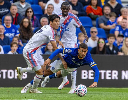 Football - FA Premier League - Everton FC v Crystal Palace FC LIVERPOOL, ENGLAND - Saturday, August 22, 2026: Everton s Brennan Johnson is challenged by Crystal Palace s Takehiro Tomiyasu (L) during the FA Premier League match between Everton FC and Crystal Palace FC at Bramley-Moore Dock. (Photo by David Rawcliffe Propaganda) LIVERPOOL Bramley-Moore Dock MERSEYSIDE ENGLAND  Copyright: xDavidxRawcliffex P2026-08-22-Everton_Crystal-72