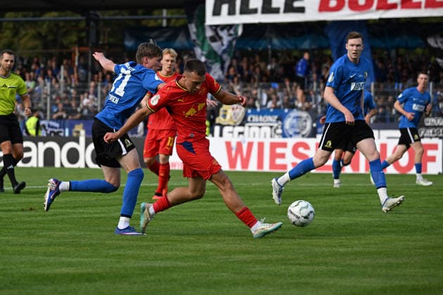 22.08.2026, xjhx, Fussball DFB Pokal 1.Runde, Eintracht Trier - RB Leipzig v.l. Elia Dittrich (SV Eintracht Trier 05) Brajan Gruda (RB Leipzig) Zweikampf, Aktion, action, battle for the ball Trier *** August 22, 2026, xjhx, Soccer, DFB Cup First Round, Eintracht Trier vs. RB Leipzig, Elia Dittrich, SV Eintracht Trier 05, Brajan Gruda, RB Leipzig, tackle, action, battle for the ball, Trier