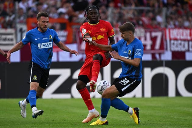 22.08.2026, xjhx, Fussball DFB Pokal 1.Runde, Eintracht Trier - RB Leipzig v.l. Johan Bakayoko (RB Leipzig) Matheo Kritzer (SV Eintracht Trier 05) Zweikampf, Aktion, action, battle for the ball Trier *** August 22, 2026, xjhx, Soccer, DFB Cup First Round, Eintracht Trier vs. RB Leipzig, Johan Bakayoko (RB Leipzig) vs. Matheo Kritzer (SV Eintracht Trier 05), tackle, action, battle for the ball, Trier