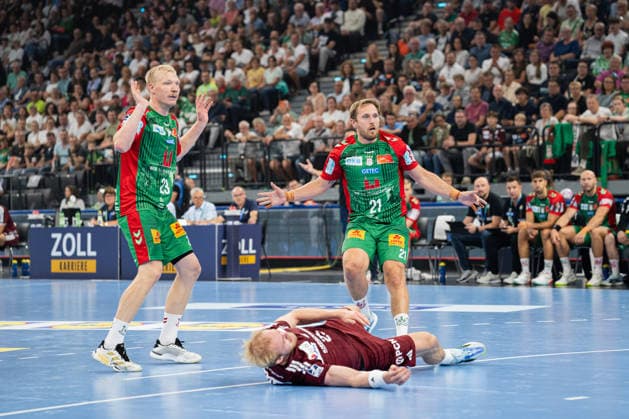 Fuechse Berlin (GER) vs SC Magdeburg (GER), Handball, 1. Handball Bundesliga Herren, Rexel Supercup 2026, Saison 2026 2027, Muenchen, 22.08.2026 Albin Lagergren (SC Magdeburg, 21) beschwert sich ueber eine Entscheidung des Schiedsrichters Muenchen SAP Garden Deutschland *** Fuechse Berlin GER vs. SC Magdeburg GER, Handball, Men s Handball Bundesliga 1, Rexel Supercup 2026, 2026–2027 Season, Munich, August 22, 2026: Albin Lagergren of SC Magdeburg (No. 21) complains about a referee’s decision at SAP Garden in Munich, Germany