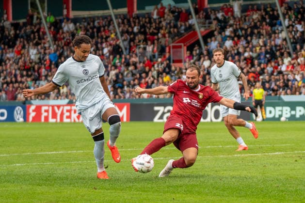 Torchance durch Fabian Eisele (SG Sonnenhof Großaspach, 23), SG Sonnenhof Großaspach vs. Arminia Bielefeld, Fussball, DFB-Pokal, 1. Runde, 22.08.2026, DFB regulations prohibit any use of photographs as image sequences and or quasi-video Aspach Baden-Wuerttemberg Deutschland *** Scoring chance by Fabian Eisele, SG Sonnenhof Großaspach, 23, SG Sonnenhof Großaspach vs. Arminia Bielefeld, Soccer, DFB Cup, 1st Round, August 22, 2026, DFB regulations prohibit any use of photographs as image sequences and or quasi-video. Aspach, Baden-Württemberg, Germany Copyright: xkolbert-press PhilipxZieglerx
