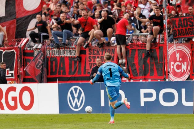 KOELN, GERMANY - AUGUST 22, 2026: Jan Reichert (1. FC Nuernberg, 1) celebrates with teammates after the penalty shootout during the DFB-Cup match between Viktoria Koeln vs. 1. FC Nuernberg at the Sportpark Hoehenberg on August 22, 2026 in Koeln, Germany. DFL REGULATIONS PROHIBIT ANY USE OF PHOTOGRAPHS AS IMAGE SEQUENCES AND OR QUASI-VIDEO. Nordrhein-Westfalen Germany Copyright: xAxelxKohringx