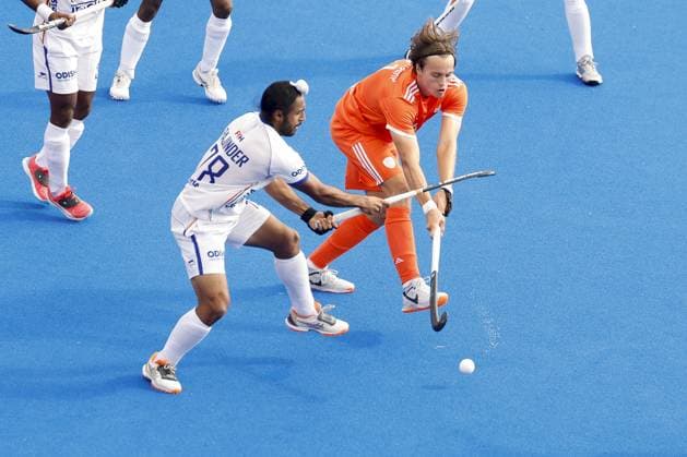 AMSTELVEEN - Duco Telgenkamp of the Netherlands in a duel with Rajinder Singh of India during the Hockey World Cup match between the Netherlands and India at the Wagener Stadium. BAS CZERWINSKI ANP xVIxANPxSportx xxANPxIVx 566024109 originalFilename: 566024109.jpg