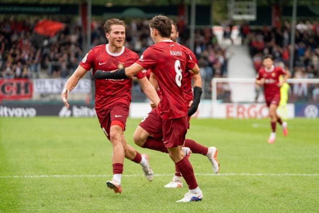 Elias Rahn (SG Sonnenhof Großaspach, 08) jubelt mit Tim Rossmann (SG Sonnenhof Großaspach, 11) nach seinem 1:0 Fuehrungstreffer, SG Sonnenhof Großaspach vs. Arminia Bielefeld, Fussball, DFB-Pokal, 1. Runde, 22.08.2026, DFB regulations prohibit any use of photographs as image sequences and or quasi-video Aspach Baden-Wuerttemberg Deutschland *** Elias Rahn of SG Sonnenhof Großaspach, No. 8, celebrates with Tim Rossmann of SG Sonnenhof Großaspach, No. 11, after his 1-0 goal that gave his team the lead, SG Sonnenhof Großaspach vs. Arminia Bielefeld, Soccer, DFB Cup, First Round, August 22, 2026; DFB regulations prohibit any use of photographs as image sequences and or quasi-video. Aspach, Baden-Württemberg, Germany Copyright: xkolbert-press PhilipxZieglerx