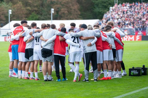 Die Cluberer schwoeren sich ein auf das Elfmeterschiessen. Viktoria Koeln vs. 1. FC Nuernberg, Fussball, DFB-Pokal, 1. Runde, Saison 2026 2027, 22.08.2026 DFL DFB Regulations prohibit any use of Photographs as image sequences and or Quasivideo Viktoria Koeln vs. 1. FC Nuernberg, Fussball, DFB-Pokal, 1. Runde, Saison 2026 2027, 22.08.2026 Koeln *** The Cluberer prepare for the penalty shootout between Viktoria Cologne and 1. FC Nuremberg, soccer, DFB Cup, 1st round, 2026–2027 season, August 22, 2026 DFL DFB regulations prohibit any use of photographs as image sequences and or quasi-video Viktoria Cologne vs. 1. FC Nuremberg, Soccer, DFB Cup, Round 1, 2026–2027 season, August 22, 2026, Cologne Copyright: xEibner-Pressefoto ThomasxHaeslerx EP_THR