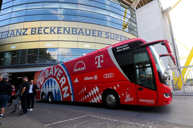 22.08.2026, Fußball, Borussia Dortmund - FC Bayern München, Signal Iduna Park, Saison 2026 2027: Der Mannschaftsbus vor dem Stadion Aussenansicht DFB regulations prohibit any use of photographs as image sequences and or quasi-video. Nordrhein-Westfalen Deutschland *** August 22, 2026, Soccer, Borussia Dortmund vs. FC Bayern Munich, Signal Iduna Park, 2026–2027 Season. The team bus in front of the stadium (exterior view). DFB regulations prohibit any use of photographs as image sequences and or quasi-video. North Rhine-Westphalia, Germany