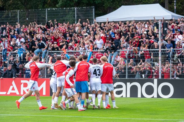 Die Cluberer feiern den Sieg im Elfmeterschiessen vor ihren Fans. Viktoria Koeln vs. 1. FC Nuernberg, Fussball, DFB-Pokal, 1. Runde, Saison 2026 2027, 22.08.2026 DFL DFB Regulations prohibit any use of Photographs as image sequences and or Quasivideo Viktoria Koeln vs. 1. FC Nuernberg, Fussball, DFB-Pokal, 1. Runde, Saison 2026 2027, 22.08.2026 Koeln *** The Cluberer celebrate their victory in the penalty shootout in front of their fans: Viktoria Cologne vs. 1. FC Nuremberg, Soccer, DFB Cup, 1st Round, 2026–2027 Season, August 22, 2026 DFL DFB regulations prohibit any use of photographs as image sequences and or quasi-video Viktoria Cologne vs. 1. FC Nuremberg, soccer, DFB Cup, Round 1, 2026–2027 season, August 22, 2026, Cologne Copyright: xEibner-Pressefoto ThomasxHaeslerx EP_THR