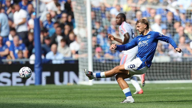 Everton v Crystal Palace, Premier League Everton defender Kiernan Dewsbury-Hall (8) plays a pass during the Premier League match between Everton and Crystal Palace at Hill Dickinson Stadium, Liverpool, UK on 22 August 2026. Liverpool Hill Dickinson Stadium Merseyside UK Editorial use only DataCo restrictions apply See www.football-dataco.com , Copyright: xCraigxGallowayx PSI-24740-0027