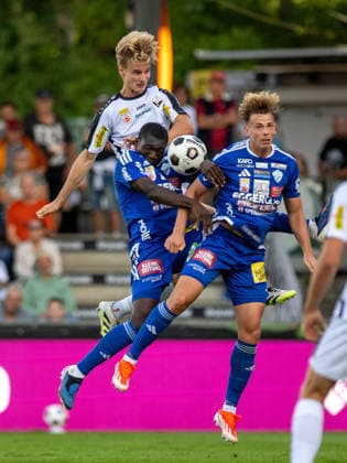 SOCCER - BL, Altach vs Hartberg ALTACH,AUSTRIA,22.AUG.26 - SOCCER - ADMIRAL Bundesliga, SCR Altach vs TSV Hartberg. Image shows Youba Diarra (Hartberg). Filip Milojevic (Altach) and Fabian Wilfinger (Hartberg).  GEPAxpictures xOliverxLerch
