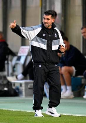 22.08.2026, Fussball DFB-Pokal 2026 27, 1.Runde, TSV 1860 München - Holstein Kiel, im Stadion an der Grünwalderstrasse in München, Trainer Alper Kayabunar (TSV 1860 München) mit dem Daimen nach oben. ***DFL and DFB regulations prohibit any use of photographs as image sequences and or quasi-video.*** *** August 22, 2026, Soccer: 2026-27 DFB Cup, First Round, TSV 1860 Munich vs. Holstein Kiel, at the Stadion an der Grünwalderstrasse in Munich, Coach Alper Kayabunar of TSV 1860 Munich with the team at the top ***DFL and DFB regulations prohibit any use of photographs as image sequences and or quasi-video***