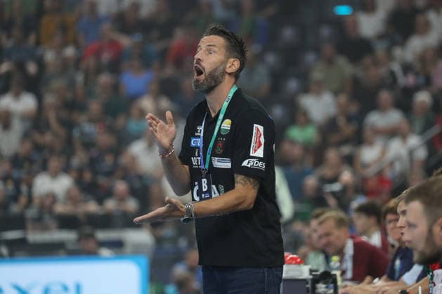 22.08.2026, xgox, Handball, Rexel Supercup 2026, SC Magdeburg - Füchse Berlin, v.l. Bennet Wiegert (Magdeburg, Trainer) gibt Anweisungen, gestikuliert mit den Armen, gesticulate, gives instructions München *** August 22, 2026, xgox, Handball, 2026 Rexel Super Cup, SC Magdeburg vs. Füchse Berlin, from left: Bennet Wiegert (Magdeburg), coach giving instructions, gesturing with his arms, gesticulate, gives instructions, Munich