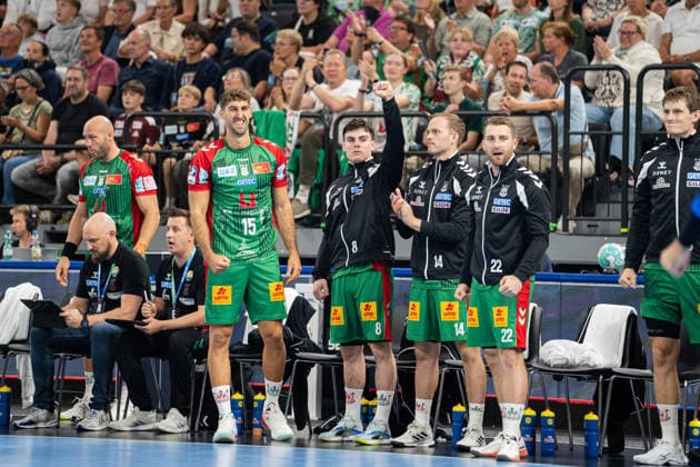 Fuechse Berlin (GER) vs SC Magdeburg (GER), Handball, 1. Handball Bundesliga Herren, Rexel Supercup 2026, Saison 2026 2027, Muenchen, 22.08.2026 Antonio Serradilla (SC Magdeburg, 15), Tim Bennet Thielicke (SC Magdeburg, 08), Omar Ingi Magnusson (SC Magdeburg, 14) und Lukas Mertens (SC Magdeburg, 22) freuen sich nach einer Parade Muenchen SAP Garden Deutschland *** Fuechse Berlin GER vs. SC Magdeburg GER, Handball, Men s Handball Bundesliga 1, 2026 Rexel Supercup, 2026–2027 Season, Munich, August 22, 2026: Antonio Serradilla (SC Magdeburg, 15), Tim Bennet Thielicke (SC Magdeburg, 08, Omar Ingi Magnusson (SC Magdeburg), 14, and Lukas Mertens (SC Magdeburg), 22, celebrate after a save at the SAP Garden in Munich, Germany