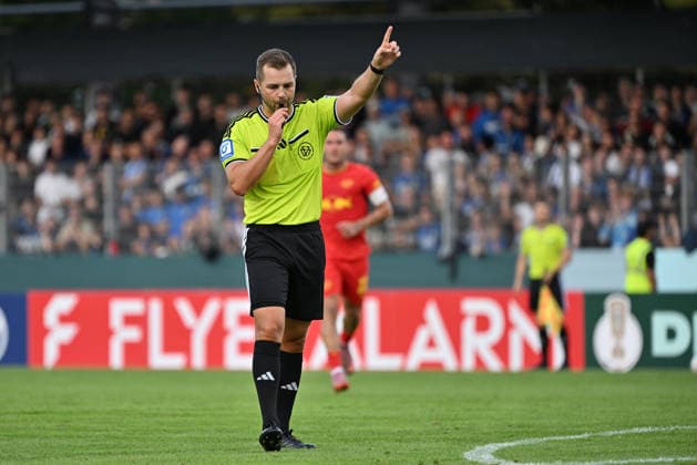 22.08.2026, xjhx, Fussball DFB Pokal 1.Runde, Eintracht Trier - RB Leipzig v.l. Schiedsrichter Referee Marc Philip Eckermann gibt Anweisungen, gestikuliert, mit den Armen gestikulieren gives instructions, gesticulate Trier *** August 22, 2026, xjhx, Soccer, DFB Cup, First Round, Eintracht Trier vs. RB Leipzig; Referee Marc Philip Eckermann gives instructions and gestures with his arms; Trier