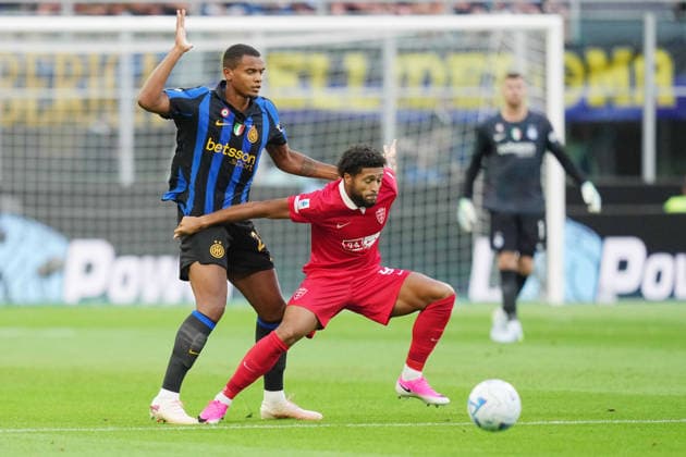 Inter Milan s Manuel Akanji fights for the ball with Monza s Gustavo Varela during the Serie A soccer match between Fc Inter and Monza the San Siro Stadium in Milan, north Italy - August 21 , 2026. - Soccer  Copyright: xSpada LaPressex