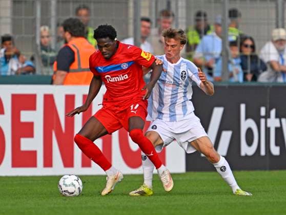 22.08.2026, Fussball DFB-Pokal 2026 27, 1.Runde, TSV 1860 München - Holstein Kiel, im Stadion an der Grünwalderstrasse in München, v.l. Faride Alidou (Holstein Kiel) gegen Julian Bell (TSV 1860 München) ***DFL and DFB regulations prohibit any use of photographs as image sequences and or quasi-video.*** *** August 22, 2026, Soccer: 2026–27 DFB Cup, First Round, TSV 1860 Munich vs. Holstein Kiel, at the Stadion an der Grünwalderstrasse in Munich; from left: Faride Alidou (Holstein Kiel) vs. Julian Bell (TSV 1860 Munich) ***DFL and DFB regulations prohibit any use of photographs as image sequences and or quasi-video***