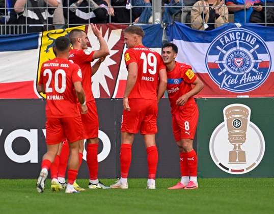 22.08.2026, Fussball DFB-Pokal 2026 27, 1.Runde, TSV 1860 München - Holstein Kiel, im Stadion an der Grünwalderstrasse in München, Torjubel von Phil Harres (Holstein Kiel) nachdenklich seinem Treffer zum 0:1 ***DFL and DFB regulations prohibit any use of photographs as image sequences and or quasi-video.*** *** August 22, 2026, Soccer: 2026–27 DFB Cup, First Round, TSV 1860 Munich vs. Holstein Kiel, at the Stadion an der Grünwalderstrasse in Munich, Phil Harre of Holstein Kiel celebrates his goal thoughtfully after scoring to make it 0–1 ***DFL and DFB regulations prohibit any use of photographs as image sequences and or quasi-video***