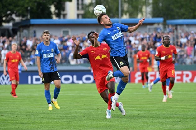 22.08.2026, xjhx, Fussball DFB Pokal 1.Runde, Eintracht Trier - RB Leipzig v.l. Ridle Baku (RB Leipzig) Jonas Singer (SV Eintracht Trier 05) Zweikampf, Aktion, action, battle for the ball Trier *** August 22, 2026, xjhx, Soccer, DFB Cup First Round, Eintracht Trier vs. RB Leipzig, Ridle Baku, RB Leipzig, Jonas Singer, SV Eintracht Trier 05, tackle, action, battle for the ball, Trier