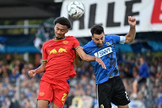 22.08.2026, xjhx, Fussball DFB Pokal 1.Runde, Eintracht Trier - RB Leipzig v.l. Tidiam Gomis (RB Leipzig) Christopher Spang (SV Eintracht Trier 05) Zweikampf, Aktion, action, battle for the ball Trier *** August 22, 2026, xjhx, Soccer, DFB Cup, First Round, Eintracht Trier vs. RB Leipzig, Tidiam Gomis (RB Leipzig) vs. Christopher Spang (SV Eintracht Trier 05), tackle, action, battle for the ball, Trier