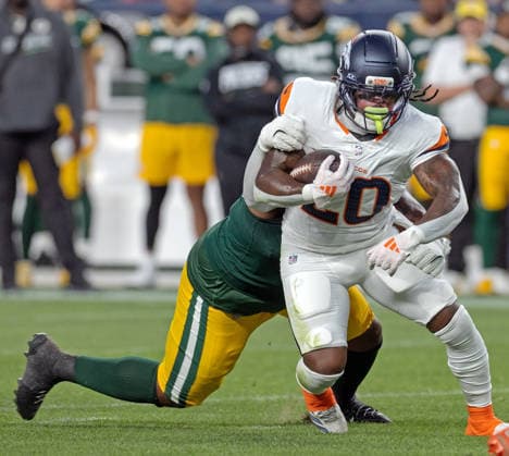 August 22, 2026, Denver, Colorado, USA: Broncos JONAH COLEMAN runs for tough yardage with a Packers defender all over him during the 2nd. Half at Empower Field at Mile High Friday evening. Packers beat the Broncos in Pre-Season 33-13. Credit Image: ZUMA Press Wire) NFL, American Football Herren, USA Pre-Season 2026 - Packers Beat The Broncos In Pre-Season 33-13 Friday Evening.  - ZUMAav4_ 20260822_zaf_av4_014 Copyright: xHectorxAcevedox