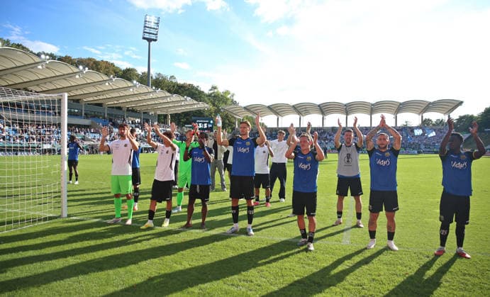 22.08.2026, Fussball, Herren, DFB-Pokal, 1. Runde, Saison 2026 2027, 1. FC Saarbrücken - Hertha BSC Berlin, Die Spieler des 1. FC Saarbrücken nach der Niederlage im Elfmeterschießen vor der Fankurve Saarbrücken Ludwigsparkstadion Saarland Deutschland *** August 22, 2026, Soccer, Men s, DFB Cup, 1st Round, 2026–2027 Season, 1 FC Saarbrücken vs. Hertha BSC Berlin, The 1 FC Saarbrücken players after their loss in the penalty shootout in front of the fan section at the Saarbrücken Ludwigsparkstadion, Saarland, Germany Copyright: xFabianxKleerx