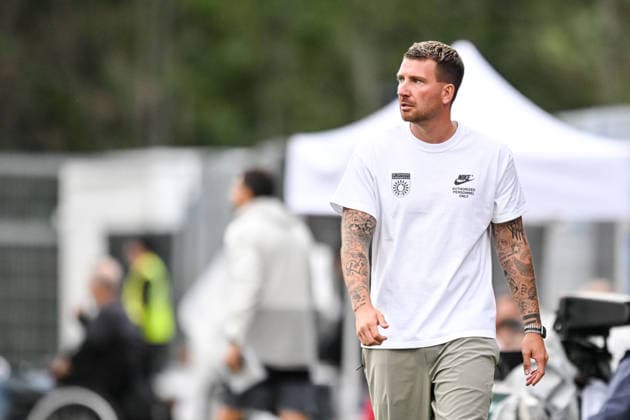 Trainer Pascal Reinhardt (SG Sonnenhof Grossaspach) Schaut waehrend des DFB-Pokal 1 Runde Spiels zwichen SG Sonnenhof Grossaspach v Arminia Bielefeld, Wir machen Druck Arena am 22. August 2026 in Grossaspach, Deutschland. (Foto von Harry Langer DeFodi Images) +++ Trainer Pascal Reinhardt (SG Sonnenhof Grossaspach) Looks on during the DFB-Pokal 1 Runde match between SG Sonnenhof Grossaspach v Arminia Bielefeld at Wir machen Druck Arena on August 22, 2026 in Grossaspach, Germany. (Photo by Harry Langer DeFodi Images) (Photo by Harry Langer DeFodi Images) DFB DFL REGULATIONS PROHIBIT ANY USE OF PHOTOGRAPHS AS IMAGE SEQUENCES AND OR QUASI-VIDEO. - *** Coach Pascal Reinhardt of SG Sonnenhof Grossaspach watches during the DFB Cup first-round match between SG Sonnenhof Grossaspach and Arminia Bielefeld at the Wir machen Druck Arena on August 22, 2026, in Grossaspach, Germany. Photo by Harry Langer, DeFodi Images. Coach Pascal Reinhardt of SG Sonnenhof Grossaspach looks on during the DFB Cup first-round match between SG Sonnenhof Grossaspach and Arminia Bielefeld at the Wir machen Druck Arena on August 22, 2026 in Grossaspach, Germany Photo by Harry Langer DeFodi Images Photo by Harry Langer DeFodi Images DFB and DFL regulations prohibit any use of photographs as image sequences and or quasi-video