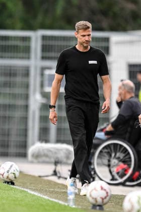 Trainer Oliver Kirch (Arminia Bielefeld) Schaut waehrend des DFB-Pokal 1 Runde Spiels zwichen SG Sonnenhof Grossaspach v Arminia Bielefeld, Wir machen Druck Arena am 22. August 2026 in Grossaspach, Deutschland. (Foto von Harry Langer DeFodi Images) +++ Trainer Oliver Kirch (Arminia Bielefeld) Looks on during the DFB-Pokal 1 Runde match between SG Sonnenhof Grossaspach v Arminia Bielefeld at Wir machen Druck Arena on August 22, 2026 in Grossaspach, Germany. (Photo by Harry Langer DeFodi Images) (Photo by Harry Langer DeFodi Images) DFB DFL REGULATIONS PROHIBIT ANY USE OF PHOTOGRAPHS AS IMAGE SEQUENCES AND OR QUASI-VIDEO. - *** Coach Oliver Kirch of Arminia Bielefeld watches during the DFB Cup first-round match between SG Sonnenhof Grossaspach and Arminia Bielefeld at the Wir machen Druck Arena on August 22, 2026, in Grossaspach, Germany. Photo by Harry Langer, DeFodi Images. Coach Oliver Kirch of Arminia Bielefeld looks on during the DFB Cup first-round match between SG Sonnenhof Grossaspach and Arminia Bielefeld at the Wir machen Druck Arena on August 22, 2026 in Grossaspach, Germany. Photo by Harry Langer, DeFodi Images. Photo by Harry Langer, DeFodi Images. DFB and DFL regulations prohibit any use of photographs as image sequences and or quasi-video.