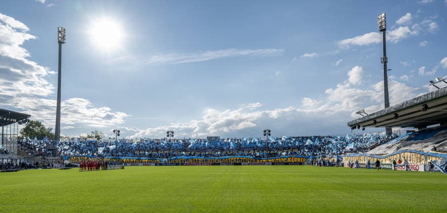 Die Loewenfans mit einer Choreografie hinsichtlich 60 Jahre Deutsche Meisterschaft, die Baender unten sind beschriftet mit den Spielernamen der Meistermannschaft GER, TSV 1860 Muenchen vs. Holstein Kiel, Fussball, DFB-Pokal, 1. Runde, Saison 2026 2027, 22.08.2026. (DFL DFB REGULATIONS PROHIBIT ANY USE OF PHOTOGRAPHS as IMAGE SEQUENCES and or QUASI-VIDEO). Foto: HMB Media Heike Feiner *** The Löwen fans performed a choreographed display celebrating 60 years since the German championship; the banners at the bottom are inscribed with the names of the players from the championship team GER, TSV 1860 Munich vs. Holstein Kiel, soccer, DFB Cup, 1st round, 2026–2027 season, August 22, 2026 DFL DFB REGULATIONS PROHIBIT ANY USE OF PHOTOGRAPHS as IMAGE SEQUENCES and or QUASI-VIDEO Photo: HMB Media, Heike Feiner Copyright: HMBxMedia HeikexFeiner