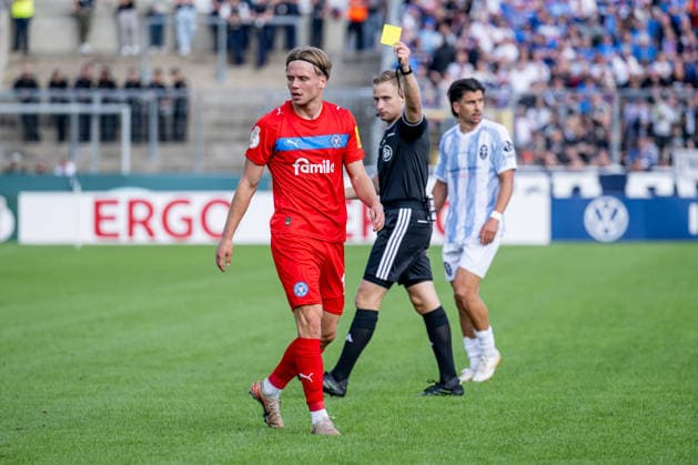 Jonas Therkelsen (Holstein Kiel, 10) erhaelt von Felix Weller (Schiedsrichter) die gelbe Karte GER, TSV 1860 Muenchen vs. Holstein Kiel, Fussball, DFB-Pokal, 1. Runde, Saison 2026 2027, 22.08.2026. (DFL DFB REGULATIONS PROHIBIT ANY USE OF PHOTOGRAPHS as IMAGE SEQUENCES and or QUASI-VIDEO). Foto: HMB Media Heike Feiner *** Jonas Therkelsen of Holstein Kiel (No. 10) receives a yellow card from referee Felix Weller; GER, TSV 1860 Munich vs. Holstein Kiel, Soccer, DFB Cup, 1st Round, 2026–2027 Season, August 22, 2026 DFL DFB regulations prohibit any use of photographs as image sequences and or quasi-video. Photo: HMB Media, Heike Feiner Copyright: HMBxMedia HeikexFeiner