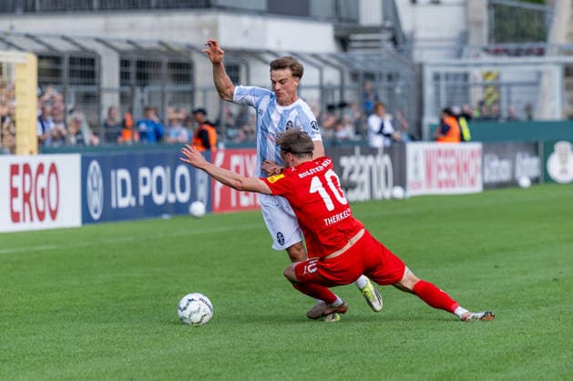 Kampf um den Ball Zweikampf zwischen Julian Bell (TSV 1860 Muenchen, 02) und Jonas Therkelsen (Holstein Kiel, 10) GER, TSV 1860 Muenchen vs. Holstein Kiel, Fussball, DFB-Pokal, 1. Runde, Saison 2026 2027, 22.08.2026. (DFL DFB REGULATIONS PROHIBIT ANY USE OF PHOTOGRAPHS as IMAGE SEQUENCES and or QUASI-VIDEO). Foto: HMB Media Heike Feiner *** Battle for the Ball: Tackle between Julian Bell (TSV 1860 Munich, No. 02) and Jonas Therkelsen (Holstein Kiel, No. 10), GER, TSV 1860 Munich vs. Holstein Kiel, Soccer, DFB Cup, 1st Round, 2026–2027 Season, August 22, 2026 DFL and DFB regulations prohibit any use of photographs as image sequences and or quasi-video. Photo: HMB Media, Heike Feiner Copyright: HMBxMedia HeikexFeiner