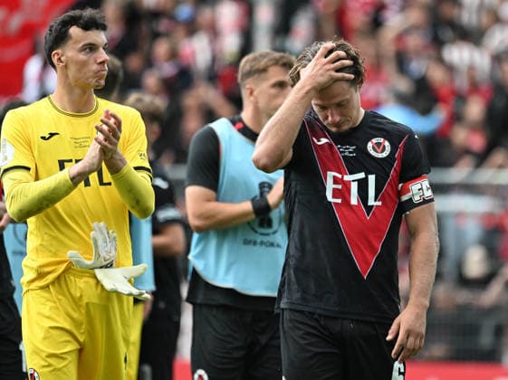 22.08.2026, xophax, Fussball , DFB - Pokal , 1.Runde Viktoria Köln gegen 1.FC Nürnberg Torwart Arne Schulz , links und Tobias Eisenhuth , rechts ( beide Viktoria Köln ) nach der Niederlage im Elfmeterschießen Köln *** August 22, 2026, xophax, Soccer, DFB Cup, First Round: Viktoria Köln vs. 1. FC Nürnberg—Goalkeeper Arne Schulz (left) and Tobias Eisenhuth (right), both of Viktoria Köln, after the loss in a penalty shootout in Cologne