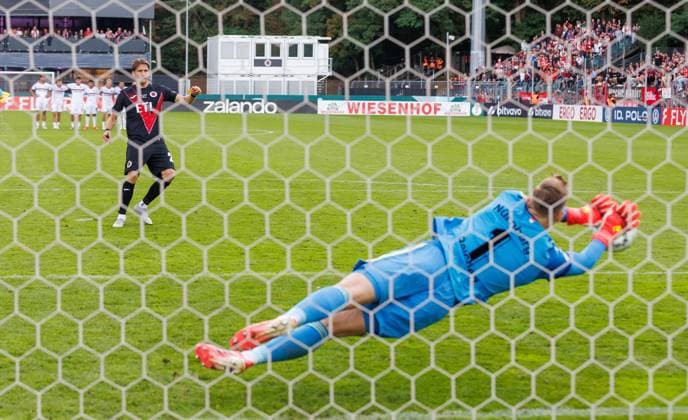 22.08.2026 - Fussball - Saison 2026 2027 - DFB Pokal Vereinspokal - 01. Runde: Viktoria Köln - 1. FC Nürnberg Nuernberg FCN ( Club ) - Sportfoto Zink DaMa - xdaxmax - regulations prohibit any use of photographs as image sequences and or quasi-video - Jan Reichert (1, 1. FC Nürnberg FCN ) hält Elfmeter von Pascal Fallmann (28, FC Viktoria Köln ) *** August 22, 2026 Soccer Season 2026–2027 DFB Cup Club Cup First Round Viktoria Köln 1 FC Nürnberg Nuremberg FCN Club Sports Photo Zink DaMa xdaxmax regulations prohibit any use of photographs as image sequences and or quasi-video Jan Reichert 1, 1 FC Nuremberg (FCN) saves a penalty kick by Pascal Fallmann 28, FC Viktoria Cologne
