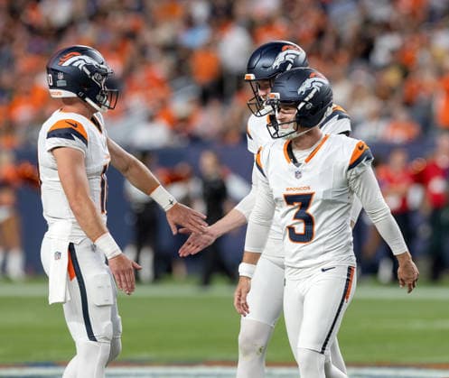 August 22, 2026, Denver, Colorado, USA: Broncos PK WIL LUTZ gets congrats after a successful FG during the 1st. Half at Empower Field at Mile High Friday evening. Packers beat the Broncos in Pre-Season 33-13. Credit Image: ZUMA Press Wire) NFL, American Football Herren, USA Pre-Season 2026 - Packers Beat The Broncos In Pre-Season 33-13 Friday Evening.  - ZUMAav4_ 20260822_zaf_av4_053 Copyright: xHectorxAcevedox