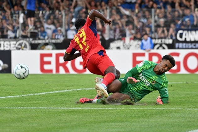 22.08.2026, xjhx, Fussball DFB Pokal 1.Runde, Eintracht Trier - RB Leipzig v.l. Ridle Baku (RB Leipzig) Leon-Oumar Wechsel (SV Eintracht Trier 05) Zweikampf, Aktion, action, battle for the ball Trier *** August 22, 2026, xjhx, Soccer DFB Cup First Round, Eintracht Trier vs. RB Leipzig, Ridle Baku, RB Leipzig, Leon Oumar, transfer to SV Eintracht Trier 05, tackle, action, battle for the ball, Trier