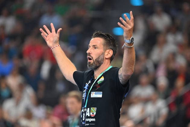 Trainer Bennet WIEGERT (SC Magdeburg), ratlos,Gestik, Einzelbild,angeschnittenes Einzelmotiv,Halbfigur,halbe Figur. Handball Rexel Super Cup 2026 der Maenner SC Magdeburg vs. Fuechse Berlin am 22.08.2026 SAP GARDEN Muenchen. *** Coach Bennet WIEGERT of SC Magdeburg, at a loss,Gesture, single frame, cropped close-up, half-length shot, half-figure, Men’s Handball Rexel Super Cup 2026: SC Magdeburg vs. Füchse Berlin on August 22, 2026, at SAP Garden, Munich