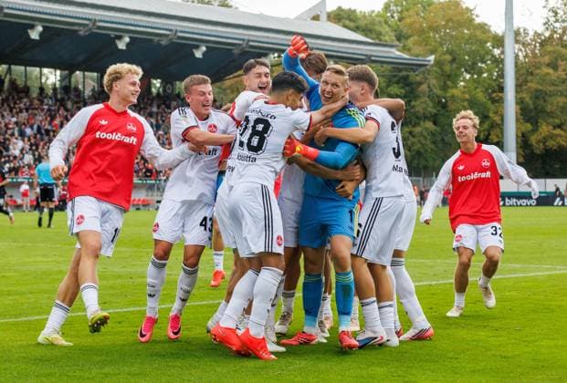 22.08.2026 - Fussball - Saison 2026 2027 - DFB Pokal Vereinspokal - 01. Runde: Viktoria Köln - 1. FC Nürnberg Nuernberg FCN ( Club ) - Sportfoto Zink DaMa - xdaxmax - regulations prohibit any use of photographs as image sequences and or quasi-video - Jubel Freude nach Spielende - Jan Reichert (1, 1. FC Nürnberg FCN ) und Mannschaft Team jubelt Jubel nach gehaltenen Elfmeter im Elfmeterschießen - nach Sieg des FCN *** August 22, 2026 Soccer Season 2026–2027 DFB Cup Club Cup First Round Viktoria Cologne 1 FC Nuremberg Nuremberg FCN Club Sports Photo Zink DaMa xdaxmax regulations prohibit any use of photographs as image sequences and or quasi-video celebrationsJubilation after the game Jan Reichert 1, 1 FC Nürnberg FCN and the team celebrate after FCN saved a penalty kick in the shootout following their victory