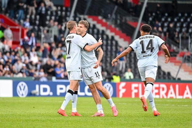 Joel Grodowski (Arminia Bielefeld) Torjubel, jubelt mit seiner Mannschaft nach treffer zum 1:2 waehrend des DFB-Pokal 1 Runde Spiels zwichen SG Sonnenhof Grossaspach v Arminia Bielefeld, Wir machen Druck Arena am 22. August 2026 in Grossaspach, Deutschland. (Foto von Harry Langer DeFodi Images) +++ Joel Grodowski (Arminia Bielefeld) celebrates after scoring his team s second goal with teammates during the DFB-Pokal 1 Runde match between SG Sonnenhof Grossaspach v Arminia Bielefeld at Wir machen Druck Arena on August 22, 2026 in Grossaspach, Germany. (Photo by Harry Langer DeFodi Images) (Photo by Harry Langer DeFodi Images) DFB DFL REGULATIONS PROHIBIT ANY USE OF PHOTOGRAPHS AS IMAGE SEQUENCES AND OR QUASI-VIDEO. - *** Joel Grodowski of Arminia Bielefeld celebrates a goal, cheering with his teammates after scoring to make it 1–2 during the first-round DFB Cup match between SG Sonnenhof Grossaspach and Arminia Bielefeld, Wir machen Druck Arena on August 22, 2026, in Großaspach, Germany. Photo by Harry Langer, DeFodi Images. Joel Grodowski of Arminia Bielefeld celebrates after scoring his team’s second goal with teammates during the DFB Cup first-round match between SG Sonnenhof Grossaspach and Arminia Bielefeld at Wir machen Druck Arena on August 22, 2026 in Grossaspach, Germany. Photo by Harry Langer, DeFodi Images. Photo by Harry Langer, DeFodi Images. DFB and DFL regulations prohibit any use of photographs as image sequences and or quasi-video.