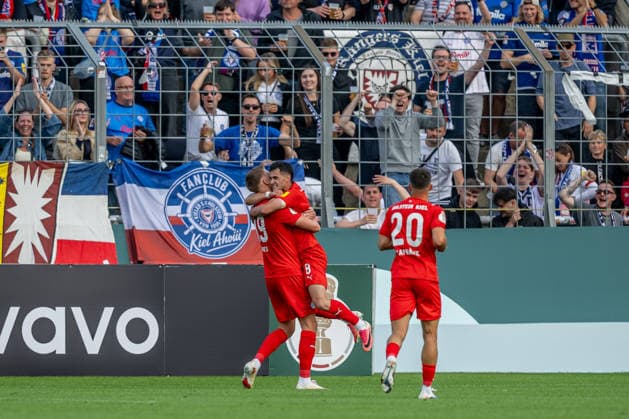 Guillermo Balzi (Holstein Kiel, 08) bejubelt mit Phil Harres (Holstein Kiel, 19) dessen Tor zum 0:1 GER, TSV 1860 Muenchen vs. Holstein Kiel, Fussball, DFB-Pokal, 1. Runde, Saison 2026 2027, 22.08.2026. (DFL DFB REGULATIONS PROHIBIT ANY USE OF PHOTOGRAPHS as IMAGE SEQUENCES and or QUASI-VIDEO). Foto: HMB Media Heike Feiner *** Guillermo Balzi, Holstein Kiel, 08, celebrates with Phil Harres, Holstein Kiel, 19, after his goal to make it 0-1 GER, TSV 1860 Munich vs. Holstein Kiel, Soccer, DFB Cup, Round 1, 2026–2027 season, August 22, 2026 DFL and DFB regulations prohibit any use of photographs as image sequences and or quasi-video. Photo: HMB Media, Heike Feiner Copyright: HMBxMedia HeikexFeiner