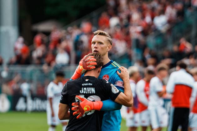 Deutschland, Köln (Sportpark Höhenberg): DFB-Pokal, 1. Runde, FC Viktoria Köln - 1. FC Nürnberg, Jan Reichert (1. FC Nürnberg, 1) tröstet Niklas Jahn (FC Viktoria Köln, 16) nach Elfmeterschießen, verschossen, Emotionen, Trauer *** Germany, Cologne, Sportpark Höhenberg, DFB Cup, First Round, FC Viktoria Cologne 1, FC Nuremberg, Jan Reichert (FC Nuremberg) consoles Niklas Jahn (FC Viktoria Cologne), 16, after a penalty shootout, missed penalty, emotions, grief Copyright: xThiemoxRudolphx