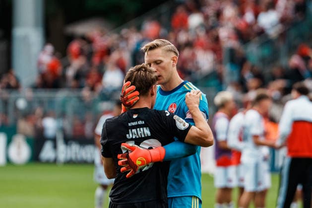 Deutschland, Köln (Sportpark Höhenberg): DFB-Pokal, 1. Runde, FC Viktoria Köln - 1. FC Nürnberg, Jan Reichert (1. FC Nürnberg, 1) tröstet Niklas Jahn (FC Viktoria Köln, 16) nach Elfmeterschießen, verschossen, Emotionen, Trauer *** Germany, Cologne, Sportpark Höhenberg, DFB Cup, First Round, FC Viktoria Cologne 1, FC Nuremberg, Jan Reichert (FC Nuremberg) consoles Niklas Jahn (FC Viktoria Cologne), 16, after a penalty shootout, missed penalty, emotions, grief Copyright: xThiemoxRudolphx