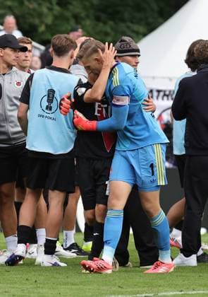 22.08.2026 - Fussball - Saison 2026 2027 - DFB Pokal Vereinspokal - 01. Runde: Viktoria Köln - 1. FC Nürnberg Nuernberg FCN ( Club ) - Sportfoto Zink DaMa - xdaxmax - regulations prohibit any use of photographs as image sequences and or quasi-video - Jan Reichert (1, 1. FC Nürnberg FCN ) tröstet nach Spielende - Niklas Jahn (16, FC Viktoria Köln ) der den letzten Elfmeter verschossen hatte *** August 22, 2026 Soccer Season 2026–2027 DFB Cup Club Cup First Round Viktoria Köln 1 FC Nürnberg Nuremberg FCN Club Sports Photo Zink DaMa xdaxmax regulations prohibit any use of photographs as image sequences and or quasi-video Jan Reichert 1, 1 FC Nuremberg (FCN) consoles Niklas Jahn 16 after the game; he had missed the final penalty kick for FC Viktoria Cologne