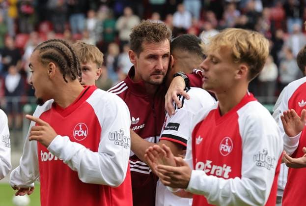 22.08.2026 - Fussball - Saison 2026 2027 - DFB Pokal Vereinspokal - 01. Runde: Viktoria Köln - 1. FC Nürnberg Nuernberg FCN ( Club ) - Sportfoto Zink DaMa - xdaxmax - regulations prohibit any use of photographs as image sequences and or quasi-video - Jubel Freude nach Spielende - Miroslav Miro Klose ( Trainer 1. FC Nürnberg FCN ) tröstet Ioannis Masouras (21, 1. FC Nürnberg FCN ) *** August 22, 2026 Soccer Season 2026–2027 DFB Cup Club Cup First Round Viktoria Cologne 1 FC Nuremberg Nuremberg FCN Club Sports Photo Zink DaMa xdaxmax regulations prohibit any use of photographs as image sequences and or quasi-video JubJubilation after the game Miroslav Miro Klose, coach of 1. FC Nürnberg (FCN), comforts Ioannis Masouras, 21, of 1. FC Nürnberg (FCN)